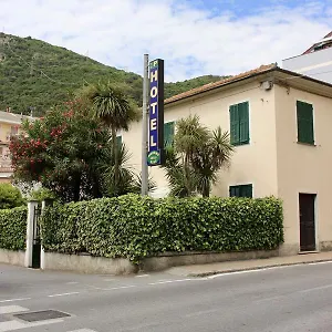 https://hotel-giardino-delle-rose.hotelitalianriviera.com